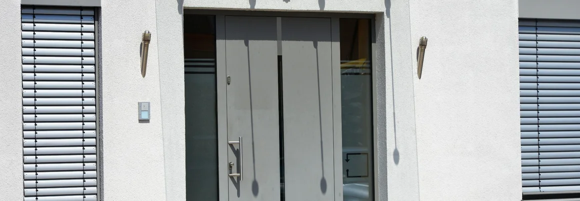 Moderne Haustür mit Glasvordach